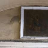 Varcato il portone, nell�atrio notiamo due dipinti che ritraggono scene sacre. Scopriremo in seguito trattarsi di due quadretti realizzati da Michele Montrone, pittore ottocentesco. Questo � �Il miracolo dei tre bambinelli con la tinozza� (foto di Gennaro Gargiulo)